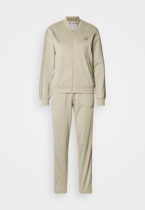 Beige Reißverschluss-Trainingsjacke und passende Hose mit dezentem Logo auf Brust und Oberschenkel, entworfen für Freizeit- oder Sportkleidung.