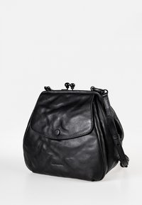 Borsa a tracolla in pelle nera con una texture morbida e stropicciata, dotata di chiusura a pattina, forma arrotondata e tracolla rimovibile. Accenti metallici decorativi sulla parte superiore.