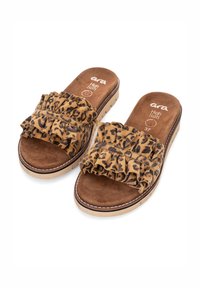 Sandalové nazouvací boty s hnědým leopardím potiskem na svrchní části, s volány. Podešev je světle hnědá s texturovanou, polstrovanou stélkou.