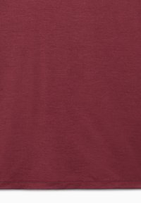 Bordeaux t-shirt lavet af blødt, tekstureret stof med rund halsudskæring og korte ærmer. Har en lige kant og subtil meleret mønster.