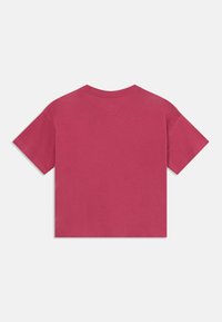 T-shirt à manches courtes de couleur framboise unie, en coton. Présente un col rond et une coupe décontractée.