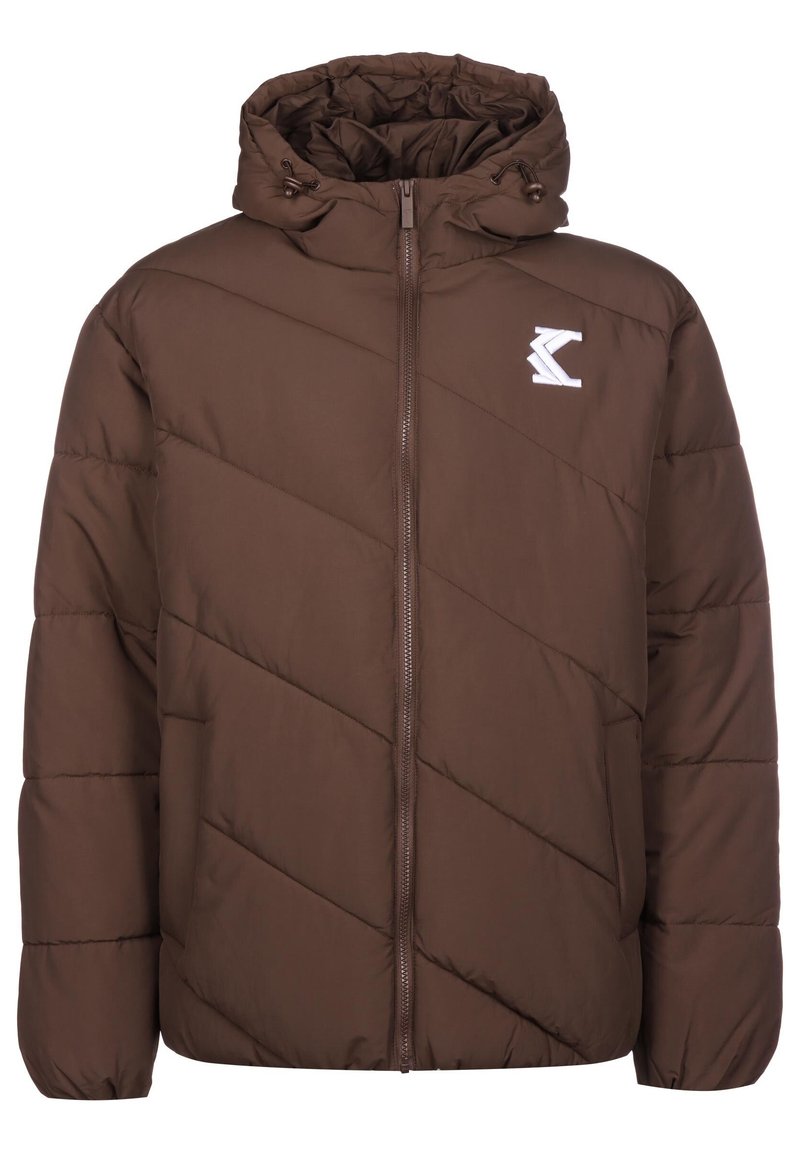 Giacca a vento marrone con cappuccio, design a trapunta diagonale, zip frontale e un piccolo logo bianco sul petto. Materiale morbido e isolato.
