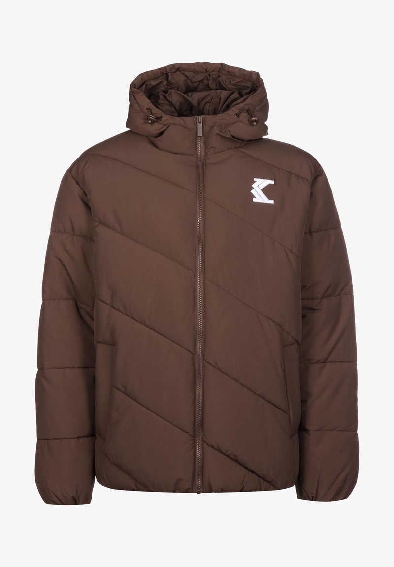 Giacca a vento marrone con cappuccio, design a trapunta diagonale, zip frontale e un piccolo logo bianco sul petto. Materiale morbido e isolato.