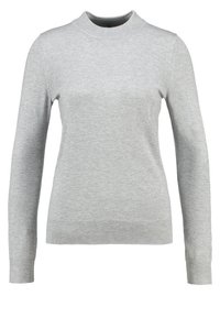 Grå stickad tröja med hög krage, långa ärmar och ribbade kanter vid manschetterna och nederkanten. Slät textur med en enkel design.