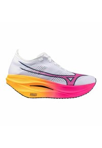 Zapatilla de correr blanca con parte superior de malla y una suela degradada que pasa de amarillo a rosa. Presenta un diseño aerodinámico y acentos reforzados.