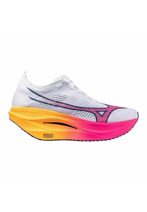 Baskets de course blanches avec une tige en mesh et une semelle dégradée passant du jaune au rose. Elles présentent un design épuré et des accents renforcés.