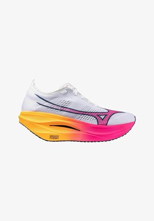 Baskets de course blanches avec une tige en mesh et une semelle dégradée passant du jaune au rose. Elles présentent un design épuré et des accents renforcés.