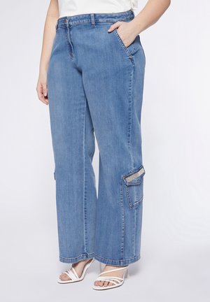 Lichtblauwe denim broek met wijde pijpen, voorzien van een voorzak en een decoratieve cargozak. De broek heeft een subtiele glans en een ontspannen pasvorm.