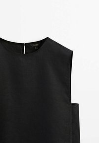 Musta hihaton mekko, jossa on pyöreä pääntie, valmistettu teksturoidusta kankaasta, jossa on sivutaskut ja takana vetskari.