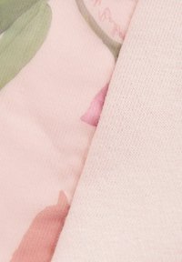 Stoff mit floralenMustern in sanftem Rosa, verziert mit grünen Blättern und roséfarbenen Akzenten; glatte Textur mit sichtbaren gewebten Details.