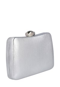 Clutch metálico plateado con forma rectangular, textura suave y un cierre redondeado. Presenta un acabado ligeramente reflectante y un brillo sutil.