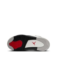 Semelle de sneaker noir et blanc avec une touche de rouge et des motifs texturés, un logo bien visible et des rainures de traction distinctes.