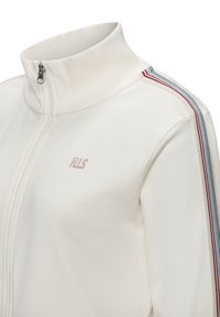 Weiße Zip-Jacke mit hohem Kragen, ausgestattet mit einem rosa gestickten Logo und gestreiften Akzenten in Rot, Blau und Beige an den Ärmeln. Weiches Material.