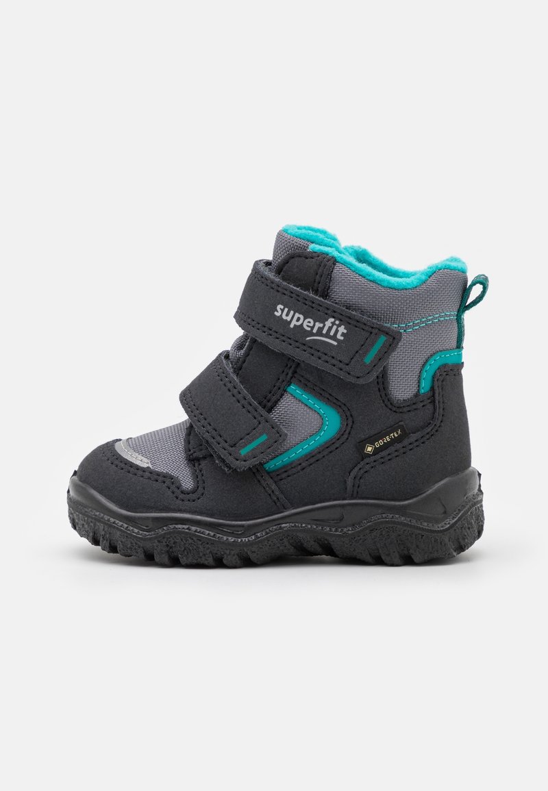 Bottes pour enfants gris et noires avec des fermetures Velcro, des accents bleu sarcelle et une semelle en caoutchouc texturée. Comprend une doublure intérieure confortable et un matériau imperméable.