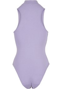 Lilac bezpiedurkņu bodijs ar augstu kakla daļu, izgatavots no maiga stiepjamā auduma, ar pieguļošu dizainu un gludu tekstūru.