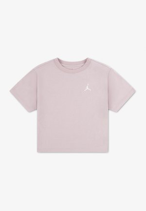 Lyserød T-shirt med korte ærmer, rund hals og lille hvid Jumpman-logo på venstre bryst.