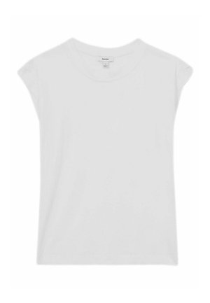 Camiseta blanca de manga corta hecha de algodón suave. Presenta un cuello redondo con mangas enrolladas y un ajuste holgado. Etiqueta visible en el escote.