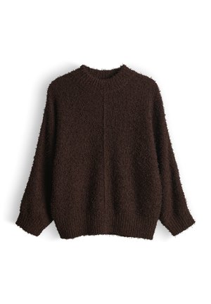 Maglione marrone morbido e peloso con collo alto, spalle scese e vestibilità ampia. Tessuto morbido e strutturato con polsini e orlo a costine.