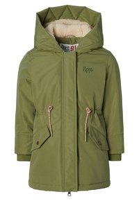 Oliven grøn jakke med hætte i faux pels, lynlås lukning, to frontlommer og justerbar snoretræk i taljen. Har en quiltet design.