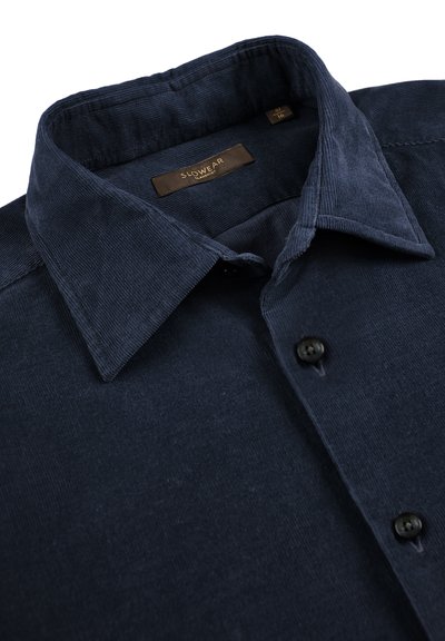 Donkerblauwe corduroy button-up shirt met een puntige kraag en een zichtbaar label binnenin de nek met de tekst "Slowear."
