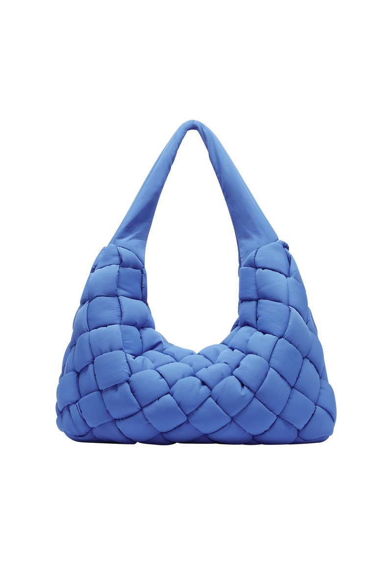 Niebieska torba na ramię z wyściełanym wnętrzem, z pikowanym wzorem, o unikalnym, zaokrąglonym kształcie oraz szerokim, zakrzywionym pasku na ramię.