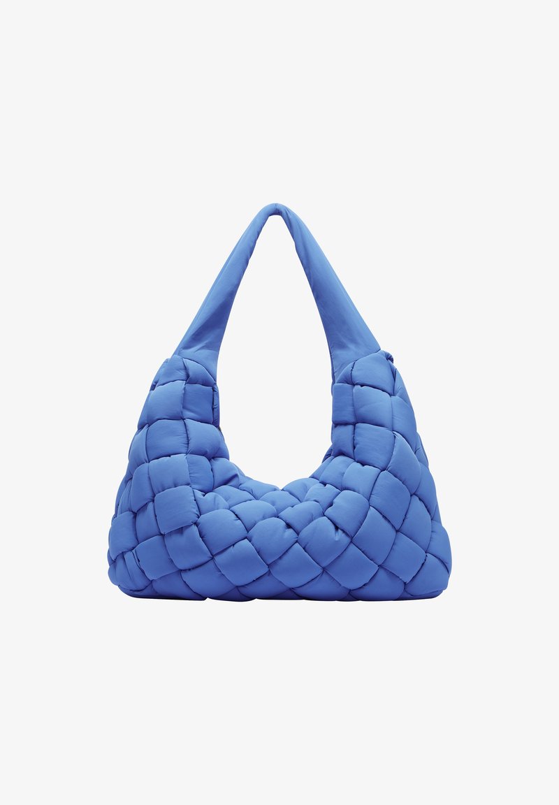 Niebieska torba na ramię z wyściełanym wnętrzem, z pikowanym wzorem, o unikalnym, zaokrąglonym kształcie oraz szerokim, zakrzywionym pasku na ramię.