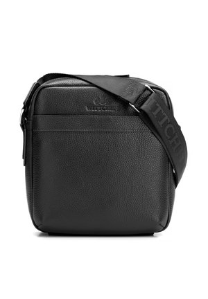 Czarna, teksturowana skórzana torba na ramię z szerokim, regulowanym paskiem i wytłoczonym logo "WITTCHEN" na przodzie.