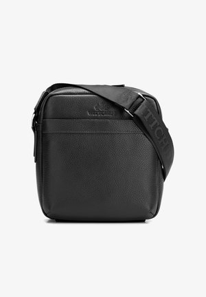 Czarna, teksturowana skórzana torba na ramię z szerokim, regulowanym paskiem i wytłoczonym logo "WITTCHEN" na przodzie.