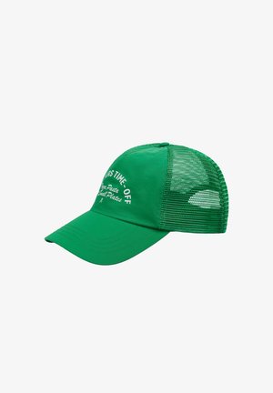 Gorra de camionero verde de malla con visera curva y texto blanco que dice "DINERS TIME OFF Pizza Pasta Small Plates" en el panel frontal.