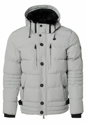 Svijetlosiva puffer jakna s kapuljačom obloženom krznom, prednjim gumbima i džepovima na patent zatvarač. Ima rebraste rukave i podesive trake na rubu.