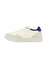 Witte sport sneaker gemaakt van suede en leer, met een lage schachting, ronde neus en marineblauwe accenten op de hiel en de tong.