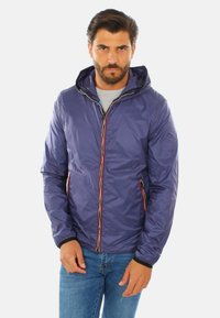 Giacca leggera a cappuccio viola con zipper a contrasto e rivestimento interno. Presenta maniche lunghe e tasche laterali con polsini elastici.