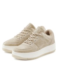 Beige Wildledersneaker mit Schnürdesign, gepolstertem Kragen und durchbrochener Zehenverzierung; Gummisohle mit strukturiertem Grip. Markenlogo an der Seite.