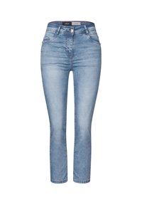 Jean en denim bleu clair avec une coupe slim, doté d'une taille mi-haute, d'un bouton en argent poli et de détails de couture subtils sur les poches.