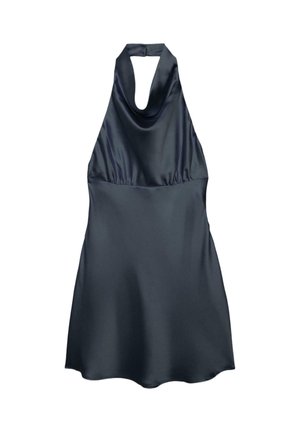 Czarna satynowa sukienka z dekoltem halter, głębokim dekoltem i rozkloszowanym dołem, bez rękawów, z zapięciem z tyłu.