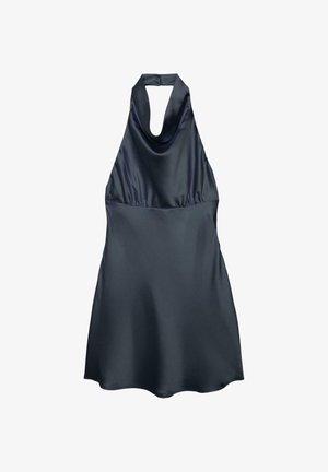 Robe noire en satin à col halter avec un décolleté plongeant et une jupe évasée, sans manches, avec fermeture à l'arrière.