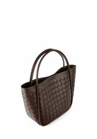 Borsa tote in pelle intrecciata marrone con due manici, dotata di un interno liscio e una forma morbida. Progettata per un uso quotidiano.