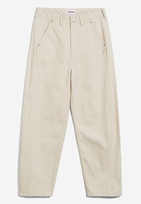 Pantalon beige taille haute à jambes droites avec poches avant, passants de ceinture, bouton en métal et détails de coutures visibles.