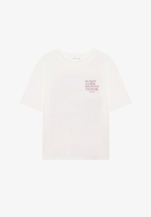 T-shirt bianca a maniche corte con testo rosa sul petto che recita "l'Oceano sta chiamando Solo un modo arrivederci" e piccoli elementi grafici.