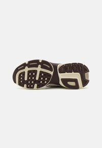 Nike Sportswear V2K RUN - Trainers - light orewood brown/light bone/khaki/earth/coconut milk