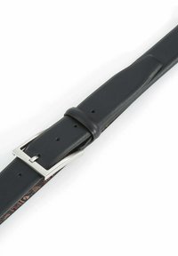 Schwarzer Ledergürtel mit silberner Metallschnalle, mit glatter Textur und mehreren Anpassungslöchern, mit sichtbarem gemustertem Futter.