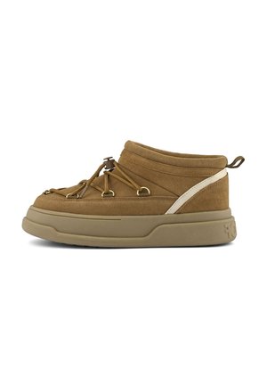 Bottines en suède marron avec une languette, un système de laçage élastique, un col rembourré et une semelle en caoutchouc épaisse avec un logo en relief au talon.