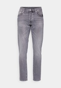 Šedé džínové kalhoty ze džínoviny se střihem rovného střihu, vybavené pěti kapsami, zapínáním na knoflík a jemným vyblednutím pro detail textury.