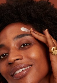 Bobbi Brown VITAMIN ENRICHED FACE BASE  - Soin de jour