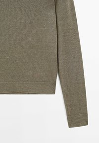 Pull en maille vert olive à manches longues avec poignets et ourlet côtelés sur fond blanc.