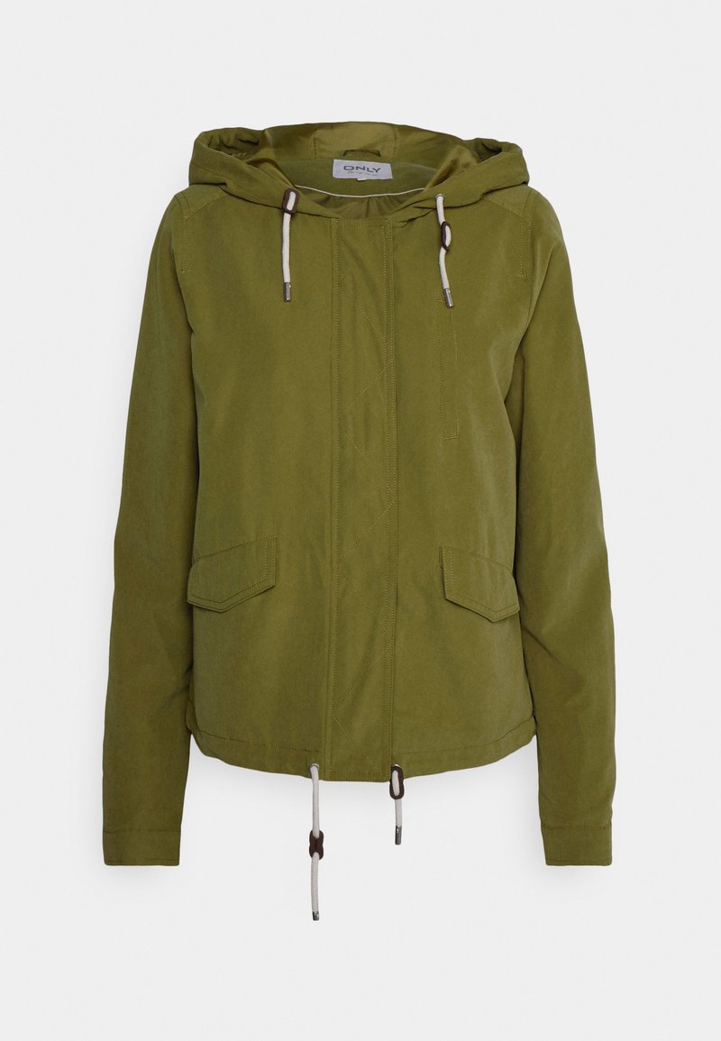 Casaco verde-oliva com capuz, cintura com cordão, dois bolsos à frente e detalhes em costura leve. Feito de um tecido suave.