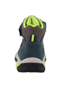 Shoe albastru și gri cu un plasă superioară, spate texturat, guler căptușit în verde neon și talpă din cauciuc negru cu un accent contrastant.