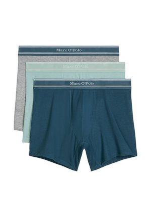 Trzy pary męskich bokserów Marc O'Polo w kolorach granatowym, jasnozielonym i szarym, ułożone jedno na drugim, z elastycznymi paskami w talii z logo marki.
