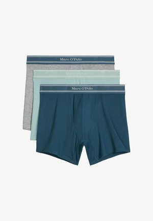 Drei Paar Herrenboxershorts von Marc O'Polo in Marineblau, Hellgrün und Grau, gestapelt mit elastischen Bundabschlüssen mit Markenaufdruck.