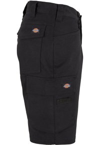 Pantaloni cargo neri realizzati in un tessuto resistente, dotati di molteplici tasche, una patch con logo sulla schiena e cuciture rinforzate per maggiore robustezza.
